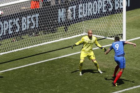 Archívna fotografia - Hráč Francúzska Olivier Giroud (vpravo) hlavičkuje.
