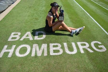 Americká tenistka Jessica Pegulová pózuje s trofejou po triumfe na trávnatom turnaji WTA v nemeckom Bad Homburgu.