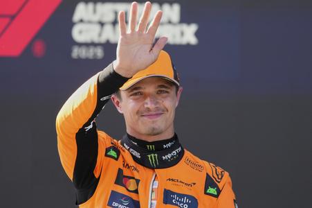 Britský jazdec F1 Lando Norris z tímu McLaren pózuje po triumfe v kvalifikácii na nedeľňajšiu VC Rakúska formuly 1 na okruhu v Spielbergu.
