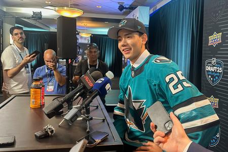 Simon Wang počas draftu NHL.