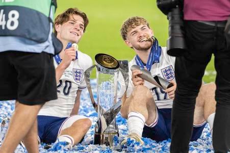 Umlčali obra Woltemadeho a radujú sa z trofeje. Angličanov doviedol k titulu fantastický Elliott