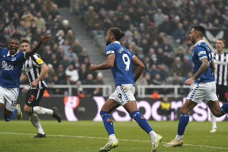 Dominic Calvert-Lewin z Evertonu oslavuje po strelení prvého gólu svojho tímu počas futbalového zápasu anglickej Premier League.