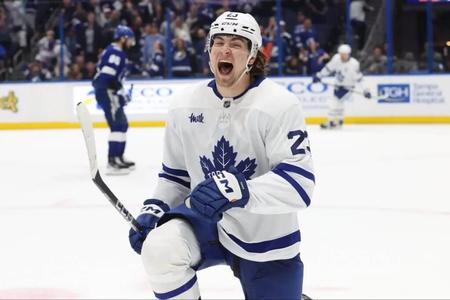 Matthew Knies je jednou z vychádzajúcich hviezd Toronta Maple Leafs.