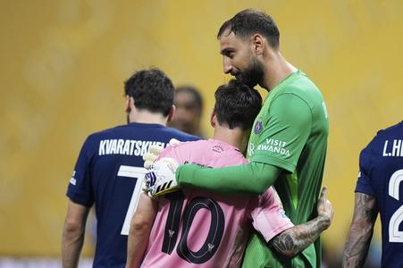 Brankár PSG Gianluigi Donnarumma sa objíma s Lionelom Messim.