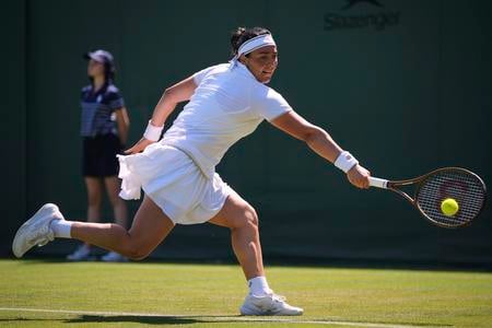 Dvojnásobná wimbledonská víťazka opustila kurt v slzách, skončila aj bývalá šampiónka Roland Garros