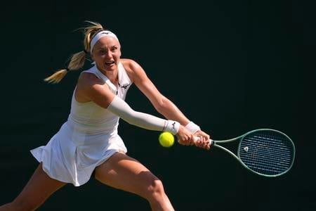 Rebecca Šramková odvracia loptičku Brazílčanke Beatriz Haddadovej Maiovej na grandslamovom turnaji vo Wimbledone.