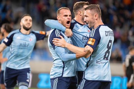 Historický moment - futbalista Slovana prestupuje do Michaloviec!