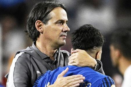 Manažér futbalového klubu Al-Hilal Simone Inzaghi gratuluje hráčovi Marcosovi Leonardovi po osemfinálovom zápase Manchester City - Al-Hilal FC.