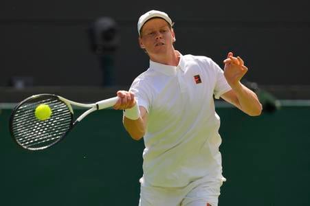 Jannik Sinner odvracia loptičku krajanovi Lucovi Nardimu v 1. kole mužskej dvojhry na grandslamovom turnaji vo Wimbledone.
