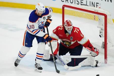 Corey Perry počas finálovej série NHL pred brankárom Floridy.