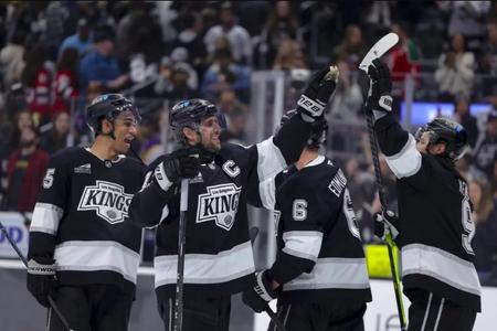 Hokejisti Los Angeles Kings na čele s kapitánom Anže Kopitarom.