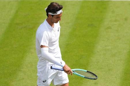 Na snímke taliansky tenista Lorenzo Musetti po prehre s Gruzíncom Nikolazom Basilašvilim v 1. kole mužskej dvojhry na Wimbledone 2025.