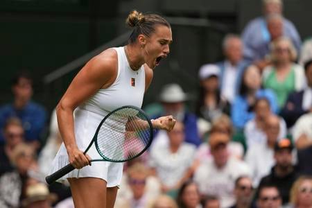 Bieloruská tenistka Arina Sobolenková reaguje v zápase proti Češke Marii Bouzkovej v 2. kole ženskej dvojhry na grandslamovom turnaji vo Wimbledone.