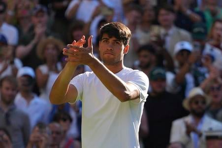 Carlos Alcaraz sa raduje po víťazstve nad Britom Oliverom Tarvetom  v 2. kole mužskej dvojhry na grandslamovom turnaji vo Wimbledone.