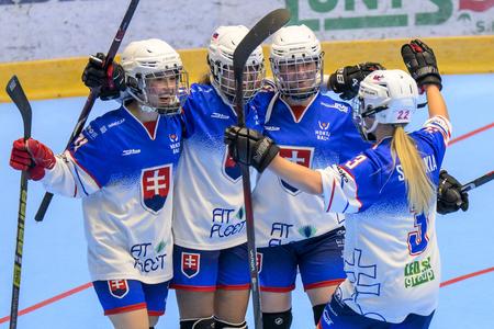 Slovenské hokejbalistky sa tešia z gólu počas zápasu majstrovstiev sveta junioriek v hokejbale Slovensko - USA.