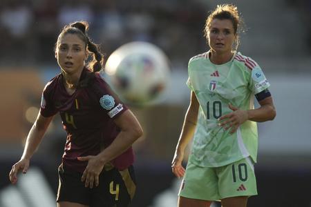 Belgičanka Amber Tysiak v súboji s Taliankou Cristianou Girelliovou.