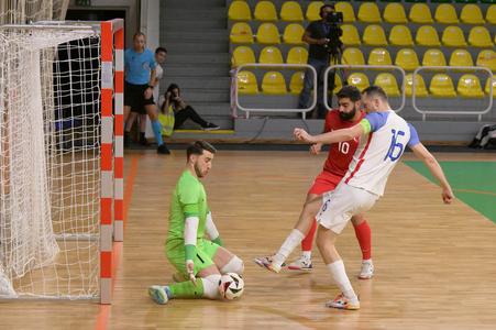 Tomáš Drahovský (Slovensko) strieľa v kvalifikácii ME gól do siete Turecka.