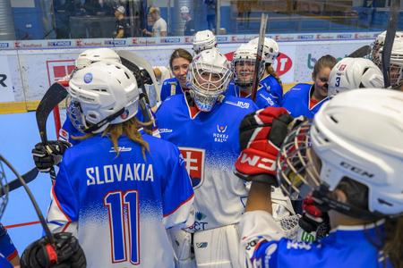 Slovenské hokejbalistky sa tešia z výhry.
