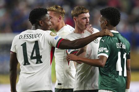 Hráči Chelsea Palmer a Essugo v debate s Estevaom z Palmeiras počas štvrťfinále MS klubov.