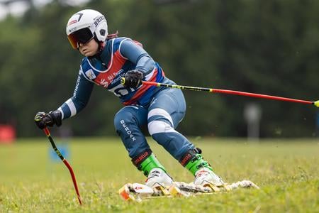 Nikola Fričová preteká v disciplíne super obrovský slalom počas Svetového pohára v lyžovaní na tráve (FIS Grasski World Cup 2025) v prostredí Jasenskej doliny.
