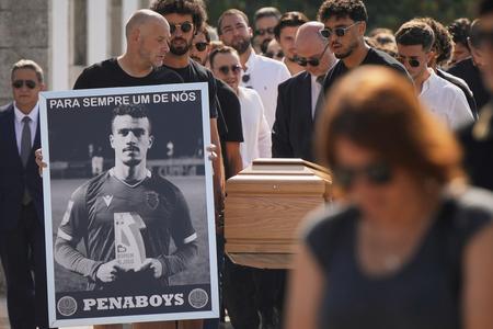 Rakvy s telesnými pozostatkami portugalského futbalového reprezentanta a hráča FC Liverpool Diega Jotu a jeho brata Andrého Silvu prinášajú do kostola počas pohrebu v ich rodnom meste Gondomar neďaleko Porta.