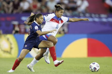 Na snímke hráčka Francúzska Delphine Cascarinová a hráčka Anglicka Jessica Carterová bojujú o loptu v zápase D-skupiny na ME žien vo futbale Francúzsko - Anglicko.