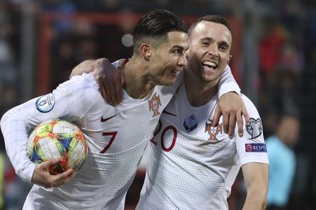 Na archívnej snímke zo 17. novembra 2019 v Luxemburgu hráči Portugalska Cristiano Ronaldo (vľavo) a Diego Jota sa tešia z gólu počas kvalifikačného zápasu na ME 2020 Luxembursko - Portugalsko.