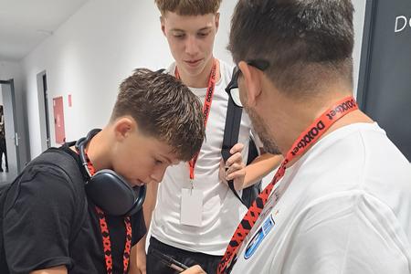 Lucas Hamšík a jeho autogram talianskemu fanúšikovi. V strede Christian Hamšík.