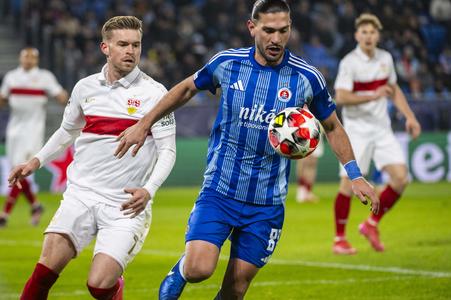 Vlani postúpil Slovan v Lige majstrov až do skupinovej fázy. Na snímke  Maximilian Mittelsdädt zo Stuttgartu (vľavo) a Kyriakos Savvidis zo Slovana.