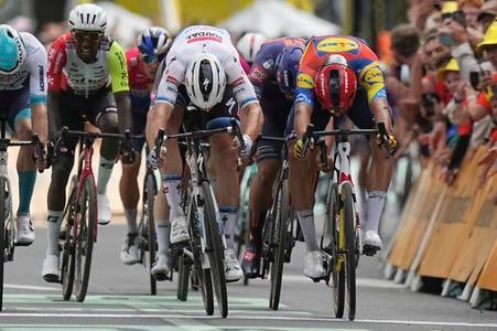 Tour de France: Smutný van der Poel, Philipsen sa šúchal po chrbte a predčasne skončil