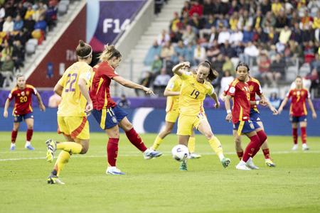 Alexia Putellasová strieľa gól do belgickej siete. Zo zápasu ME žien vo švajčiarskom Thune Španielsko - Belgicko 6:2.