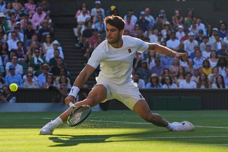 Alcaraz zvládol štvrťfinále vo veľkom štýle, v boji o finále Wimbledonu ho čaká neľahký súper
