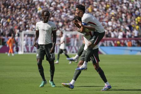 Hráč Chelsea Joao Pedro sa teší s Enzom Fernandezom (vpravo) a Trevohom Chalobahom (vľavo) po strelení gólu.
