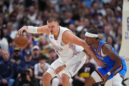 Nikola Jokic (15) v súboji o loptu s hráčom Oklahomy Shai Gilgeous-Alexandrom.