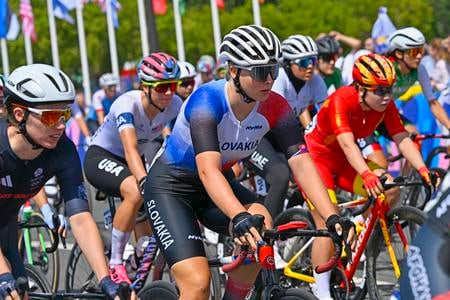 Slovenská reprezentantka v cestnej cyklistike Nora Jenčušová (uprostred).
