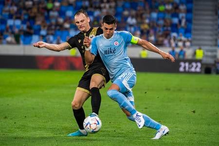 Nemanja Bilbija v súboji s obrancom Vernonom De Marcom, ktorý už v Slovane nepôsobí.