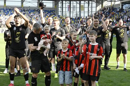Futbalisti Trnavy oslavujú zisk Slovenského pohára pre sezónu 2024/25 po finále s Ružomberkom.