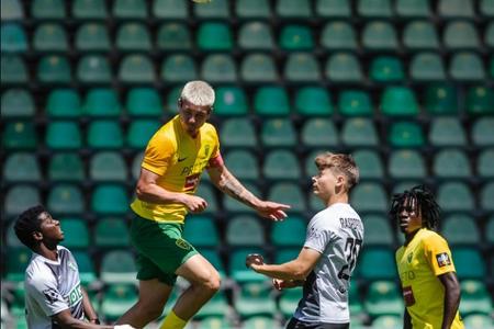 Michal Svoboda (vo výskoku) v akcii počas prípravného zápasu v novom drese