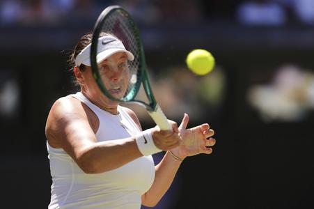 Americká tenistka Amanda Anisimovová odvracia loptičku Bieloruske Arine Sobolenkovej v semifinále dvojhry žien na grandslamovom turnaji vo Wibledone v Londýne.