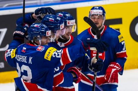 Takto sa tešili zľava Kristián Pospíšil, Martin Gernát, Pavol Regenda a Libor Hudáček z gólu proti Rakúšanom počas kvalifikačného turnaja o postup na ZOH 2026 v Bratislave. Koľkí z tejto štvorice sa predstavia aj v Miláne?