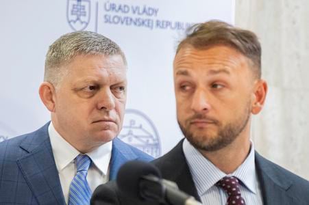 Na snímke zľava predseda vlády SR Robert Fico (Smer-SD) a minister vnútra SR Matúš Šutaj-Eštok (Hlas-SD) počas tlačovej konferencie po mimoriadnej 84. schôdzi vlády SR 31. marca 2025 v Bratislave. FOTO TASR - Martin Baumann
