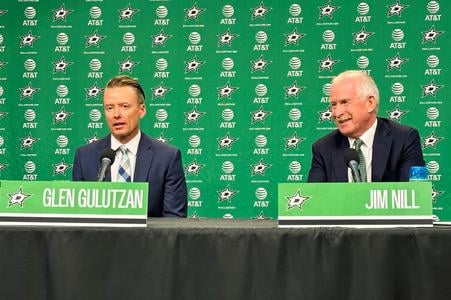 Predstavenie nového kouča Glena Gulutzana (vľavo), vpravo na snímke generálny manažér Dallasu Stars Jim Nill.