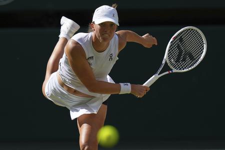 Iga Swiateková podáva na Američanku Amandu Anisimovovú počas finále ženskej dvojhry na grandslamovom turnaji vo Wimbledone.