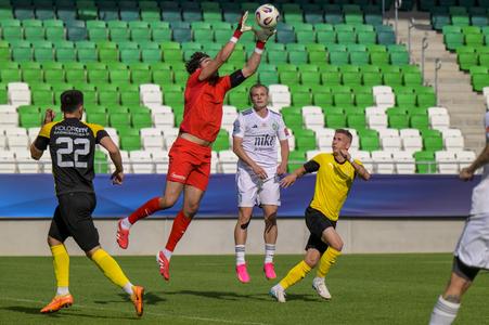 Zľava Mychajlo  Meskhi, Dániel Gyollai (obaja Kazincbarcika) a Stanislav Olejník (Prešov) počas prípravného zápasu Tatran Prešov - Kazincbarcika SC v Prešove.