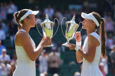 Na snímke rusko-belgický pár Veronika Kudermetovová (vpravo), Elise Mertensová sa raduje po víťazstve vo finále ženskej štvorhry Wimbledonu.