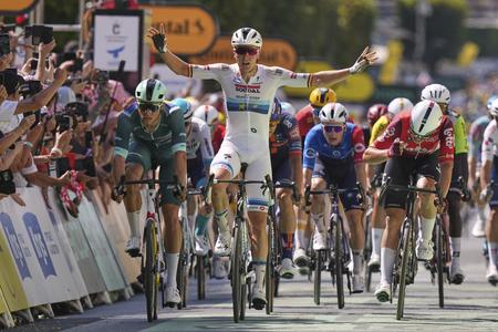 Belgičan Tim Merlier (uprostred) z tímu Soudal Quick-Step sa stal víťazom 9. etapy cyklistických pretekov Tour de France z Chinonu do Chateaurouxu (174,1 km) v nedeľu 13. júla 2025.