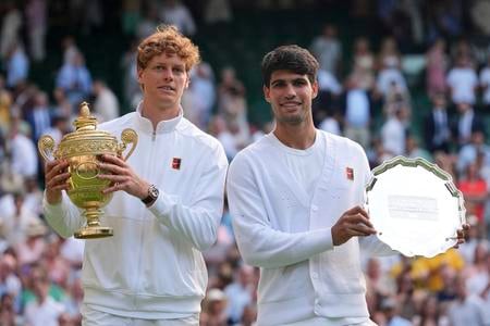 VIDEO: Brat je tu, lebo nie sú žiadne preteky F1. Sinner po premiérovom triumfe na Wimbledone sršal humorom