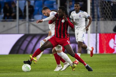 Lincoln Red Imps si pred štyrmi rokmi zahral v európskych pohároch aj so Slovanom Bratislava. Na snímke Mustapha Yahaya (vpredu) v súboji s Aleksandarom Čavrič a Uche Agbom.