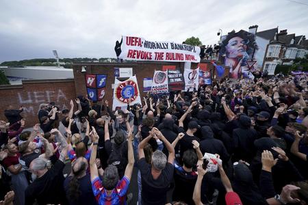 Fanúšikovia Crystal Palace na proteste.