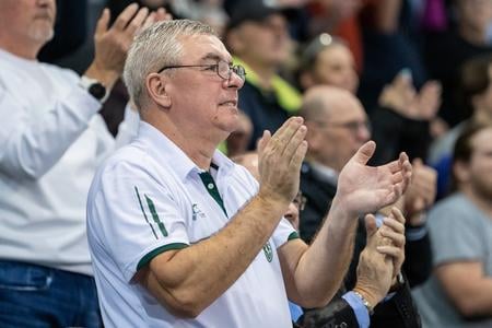 Šéf najúspešnejšieho slovenského hádzanárskeho klubu Miloslav Chmeliar spokojne tlieska hráčom Tatrana Prešov.